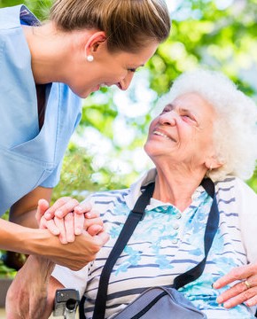 Pflegekraft bei Patient
